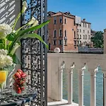 La Loggia Grand Canal